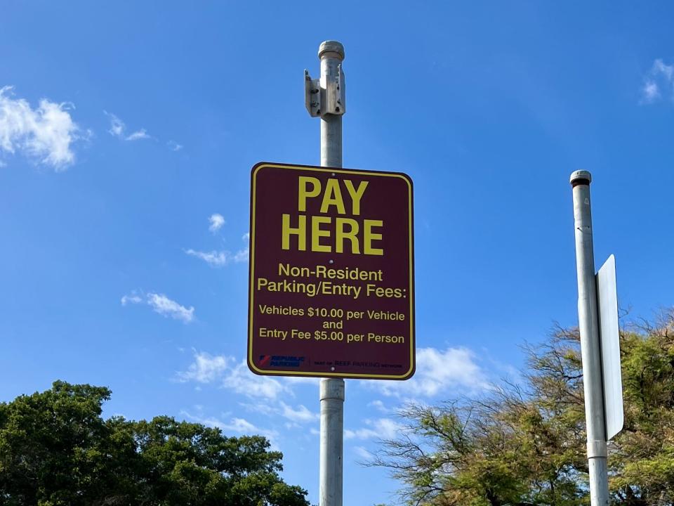 The pay sign for nonresidents at Hapuna beach