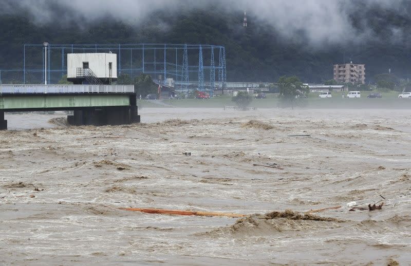 ▲日本九州熊本縣、鹿兒島地區， 4 日因暴雨釀成洪災、土石流。（圖／美聯社／達志影像）