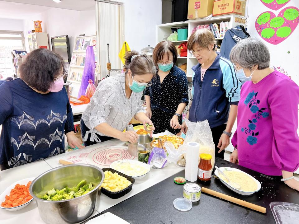 中和區明穗教會多元福利據點不僅提供弱勢孩子課後輔導和陪伴照顧 也讓婦女家長學習烘焙如披薩等製作課程。(新北市社會局提供)