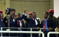 <p>Szenen einer Annäherung: Eritreas Präsident Isayas Afewerki und der äthiopische Premierminister Abiy Ahmed halten sich bei einem Konzert in Addis Abeba die Hände – ein Bild, das noch bis vor wenigen Tagen unvorstellbar schien. Nach der Abspaltung Eritreas von Äthiopien führten die beiden Länder von 1998 bis 2000 Krieg. Danach lagen die gemeinsamen Beziehungen jahrelang auf Eis. (Bild: Reuters/Tiksa Negeri) </p>
