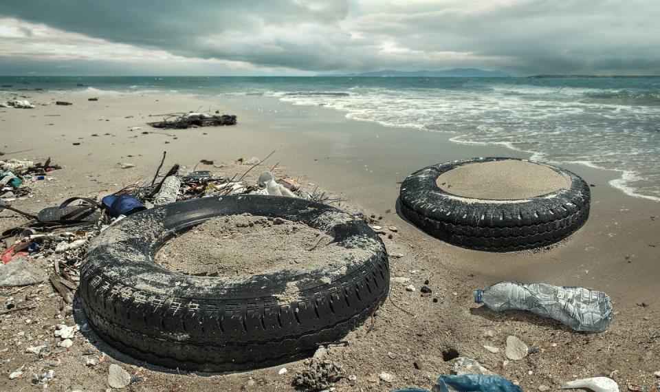   <span class="attribution"><a class="link " href="https://www.shutterstock.com/es/image-photo/car-tire-plastic-bottles-pollution-muddy-1699117648" rel="nofollow noopener" target="_blank" data-ylk="slk:chaiyapruek youprasert / Shutterstock;elm:context_link;itc:0;sec:content-canvas">chaiyapruek youprasert / Shutterstock</a></span>