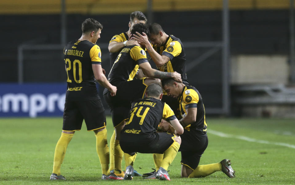 Jonathan Urretaviscaya (centro), de Peñarol de Uruguay, festeja tras anotar el tercer tanto ante Colo Colo de Chile, durnate un partido de la Copa Libertadores disputado en Montevideo el martes 29 de septiembre de 2020 (AP Foto/Matilde Campodonico, Pool)