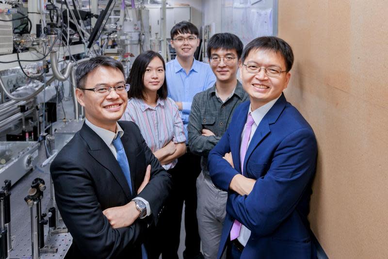 清華大學研究團隊成功產生埃秒極紫外脈衝光，成員包括陳明彰（右起）、賴柏維、蔡明憲、梁安媛、林明緯。（清華大學提供）