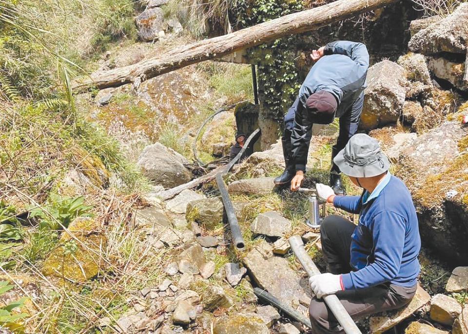 玉山國家公園塔塔加地區訪客絡繹不絕，加上山區連日未下雨，導致儲水池快見底，玉管處派員尋覓其他水源挹注。（玉山國家公園提供／楊靜茹南投傳真）