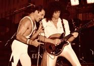 Freddie Mercury sagte einmal, man solle sich später an Queen erinnern als eine Band, die "Spaß" gemacht hat. Oh, aber es war so viel mehr als das. Queen stiegen in den 70-ern und 80-ern zu Megastars auf, waren in Sachen Live-Performance über Jahre das Maß aller Dinge und lieferten zahlreiche unsterbliche Hits. Nur eine Band stellt diese Giganten noch in den Schatten. (Bild: Phil Dent/Redferns/Getty Images)