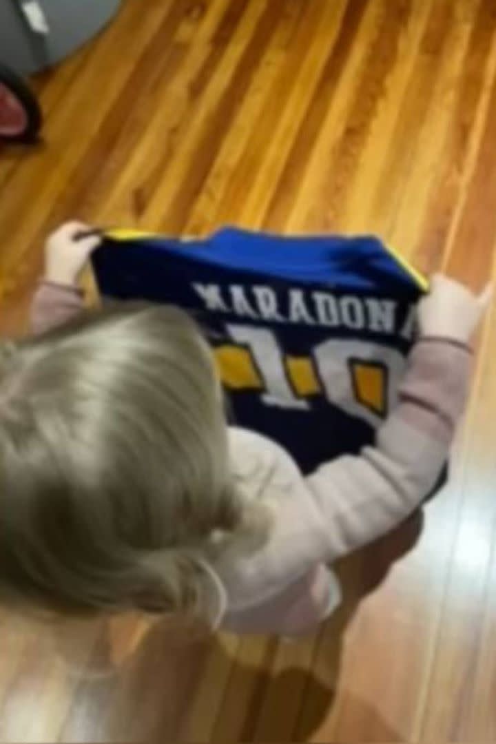 Roma, la hija mayor de Dalma, con la camiseta de Boca de su abuelo