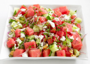<p>Cette salade est parfaite pour l’été grâce à la texture croustillante du concombre et à la fraîcheur hydratante de la pastèque. Trouvez la recette complète via <a rel="nofollow noopener" href="https://www.foodnetwork.com/recipes/food-network-kitchen/watermelon-cucumber-salad-recipe-2104667" target="_blank" data-ylk="slk:Food Network;elm:context_link;itc:0;sec:content-canvas" class="link ">Food Network</a>. [Photo: Food Network] </p>