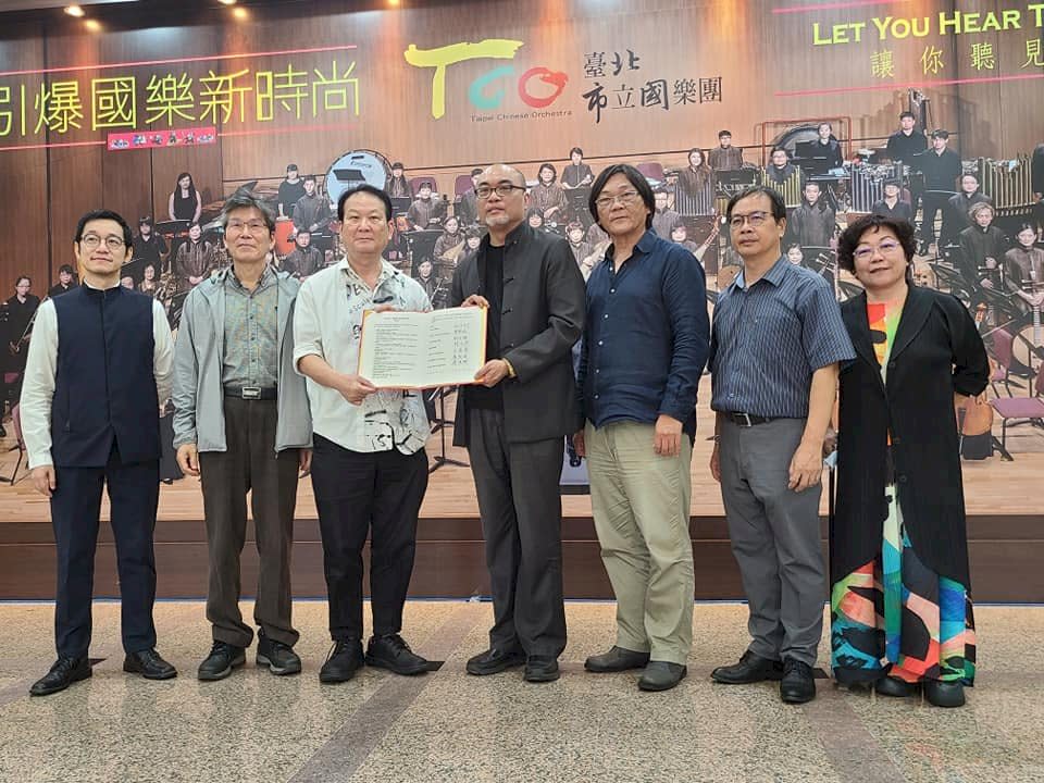 四個台灣公部門國樂團代表今天(13日)宣布與國內三個國樂專業院校代表簽署合作備忘錄，提供台灣國樂青年演奏家有展露頭角的機會。(江昭倫攝)
