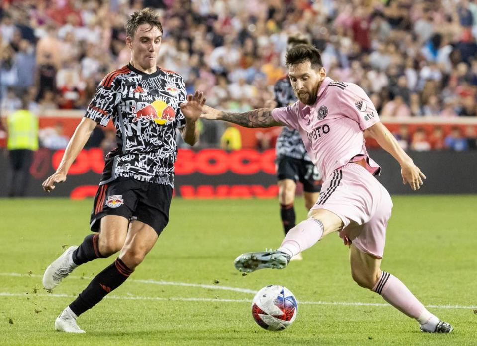 El delantero del Inter Miami Lionel Messi controla la pelota ante la marca de Peter Stroud, de los Red Bulls de Nueva York, en el partido celebrado el 26 de agosto de 2023 en Harrison, Nueva Jersey.