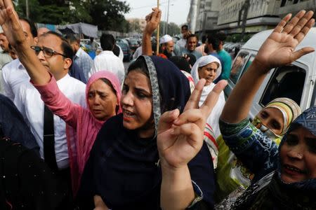 Supporters of the Pakistan Muslim League - Nawaz (PML-N) chant slogans against the arrest of their activists in Lahore who were on their way to welcome ousted Prime Minister Nawaz Sharif and his daughter Maryam, during a protest in Karachi, Pakistan July 13, 2018. REUTERS/Akhtar Soomro