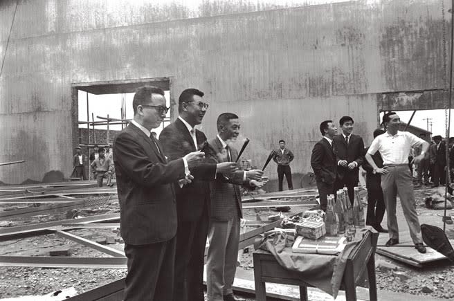 1963年導演李翰祥在國泰、聯邦公司的支持下，在台成立國聯影業公司。李翰祥（中）、陸運濤（左）在國聯攝影棚上樑儀式中上香。（本報資料照片）