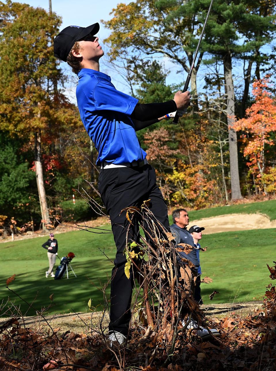 Lucas Levasseur, de Hopedale, observa su tiro desde el fairway del hoyo 9 durante el campeonato estatal de golf masculino de la División 3 de la MIAA en el Shining Rock Golf Club en Northbridge, el 2 de noviembre de 2021.  