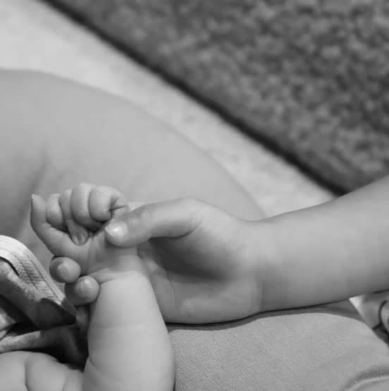 Kylie Jenner's baby's hand (@kyliejenner / Instagram)