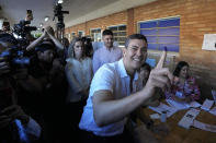 Santiago Peña, candidato presidencial del gobernante partido Colorado, muestra su dedo marcado con tinta después de votar en un colegio electoral durante las elecciones generales en Asunción, el domingo 30 de abril de 2023. (AP Foto/Jorge Saenz)