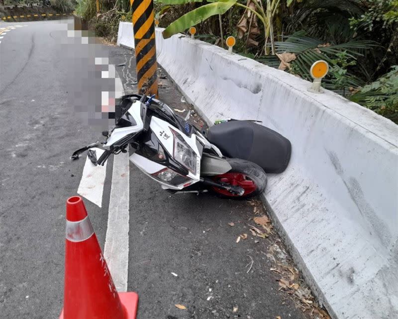 少年自撞後滿地鮮血往斜坡道路流去。（圖／翻攝畫面）