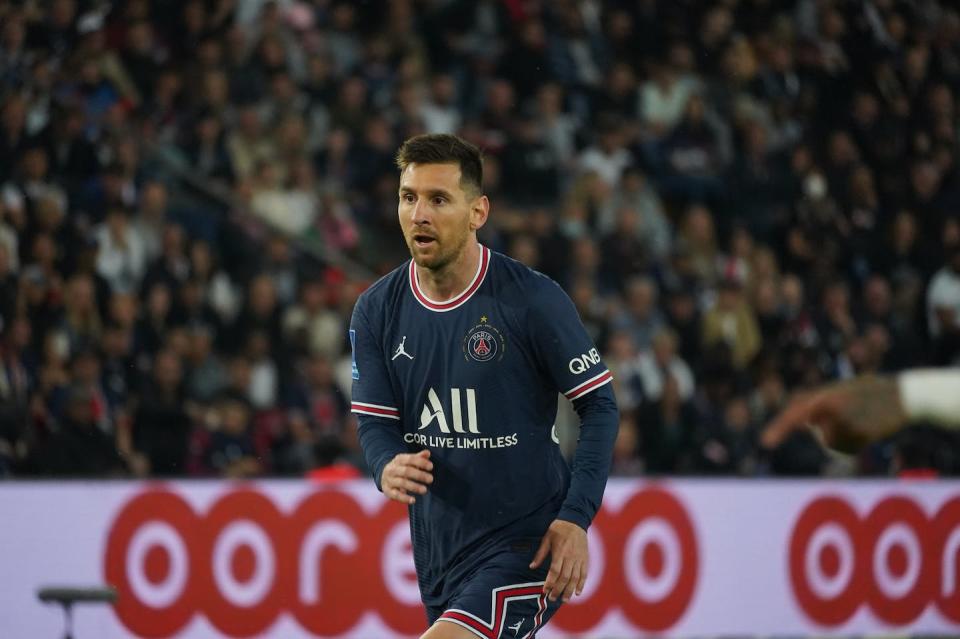 Messi, vistiendo la camiseta del PSG, en un partido de la pasada temporada en la liga francesa. <a href="https://www.shutterstock.com/es/image-photo/lionel-messi-psg-during-ligue-1-2153994061" rel="nofollow noopener" target="_blank" data-ylk="slk:Shutterstock;elm:context_link;itc:0;sec:content-canvas" class="link ">Shutterstock</a>