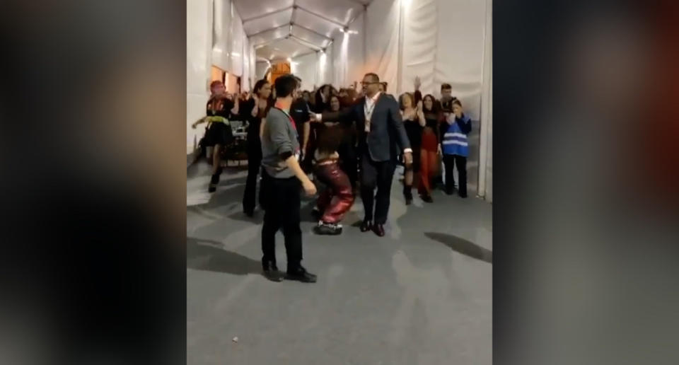 La artista española se sorteó el cordón de seguridad para ponerse a bailar con el grupo. (Crédito: Instagram/rosalia.vt)