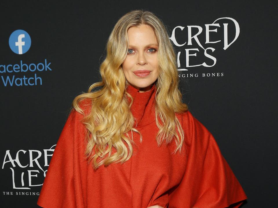 Kristin Bauer van Straten as Kelly