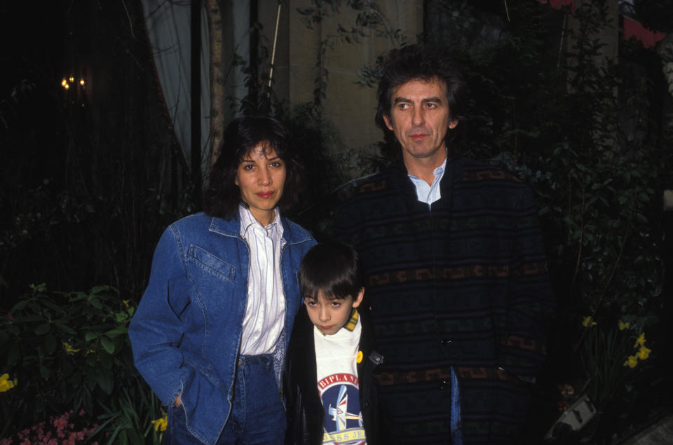 George y Olivia Harrison junto al hijo de ambos en 1988 (Foto: GARCIA/Gamma-Rapho via Getty Images)