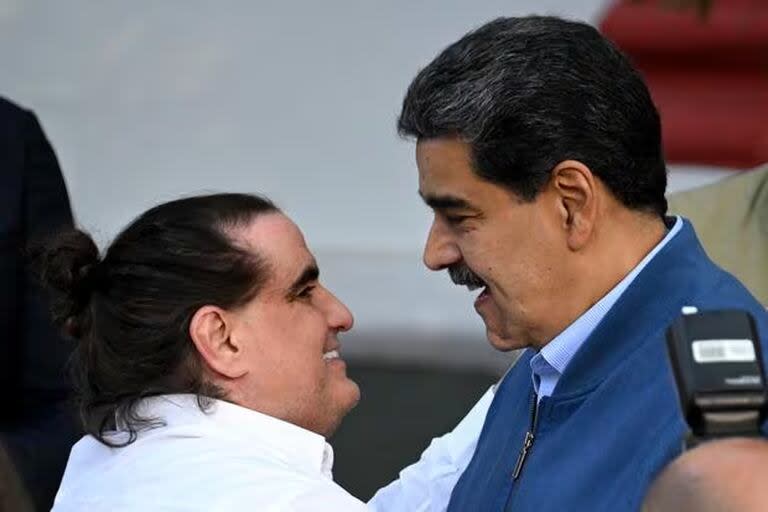 El presidente de Venezuela, Nicolás Maduro, da la bienvenida al empresario colombiano Alex Saab en el Palacio Presidencial de Miraflores en Caracas el 20 de diciembre de 2023