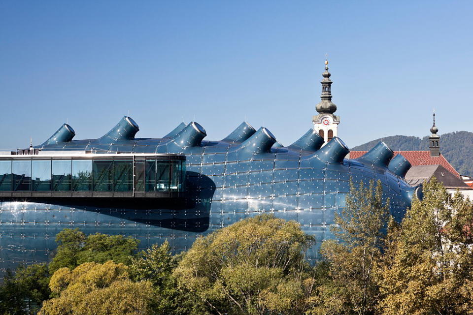 <p>Nicht jeder liebt das Kunsthaus in Graz, da es sich kontrastreich von den altmodischen Bauten der Umgebung abhebt. Doch das ist es, was seine Fans schätzen: Das Gebäude, das entfernt an ein U-Boot erinnert, ist modern und originell. (Foto: Getty Images) </p>