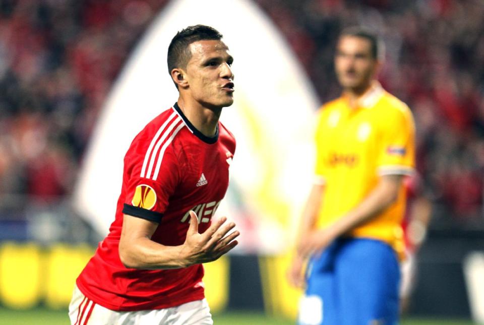 Benfica's Lima, from Brazil, celebrates after scoring his side's second goal against Juventus during the Europa League semifinal first leg soccer match between Benfica and Juventus at Benfica's Luz stadium in Lisbon, Thursday, April 24, 2014. (AP Photo/Francisco Seco)