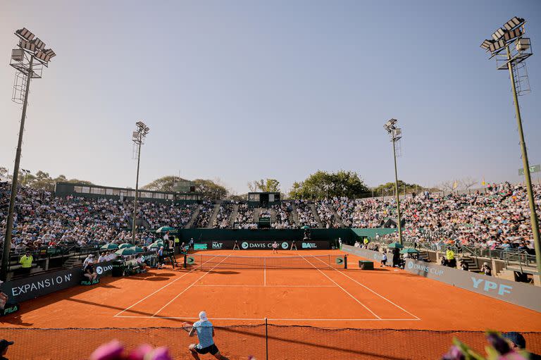 El court central del BALTC, con las tribunas pobladas, durante el fin de semana pasado en el repechaje de la Copa Davis entre la Argentina y Lituania
