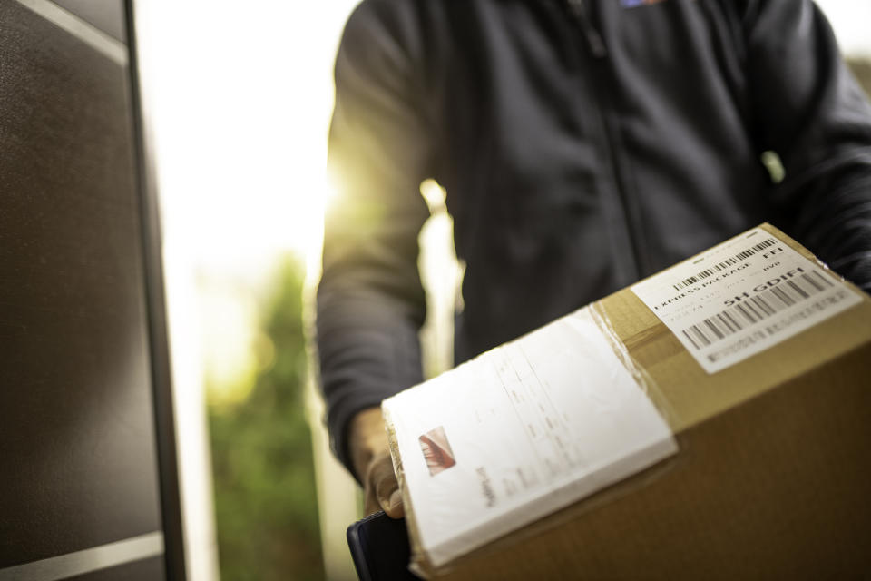 Neben einem Paket ließ ein UPS-Fahrer auch Glückwünsche da. (Symbolbild: Getty Images)