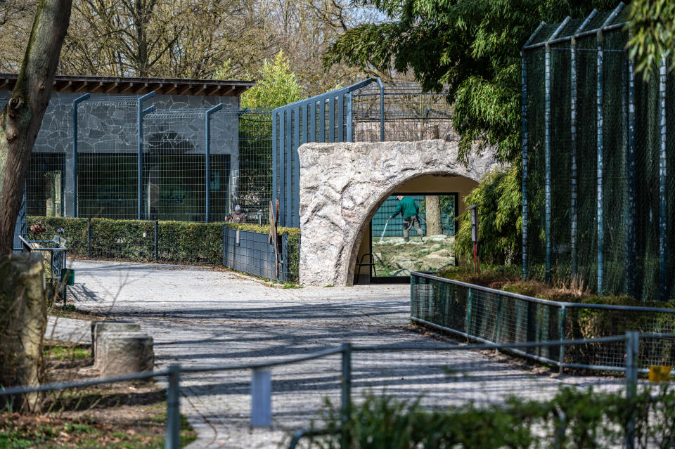 Auch im Straubinger Zoo sind die Wege leer. (Bild: Armin Weigel/dpa 