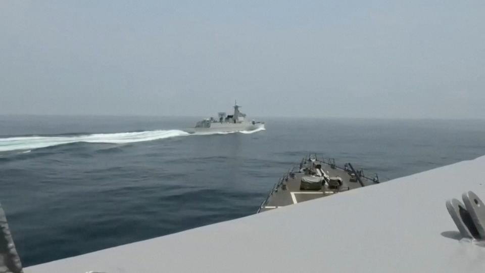 美國海軍4日晚間發布影片，顯示中共軍艦在美飛彈驅逐艦鍾雲號航行台灣海峽時自前方穿越。路透社