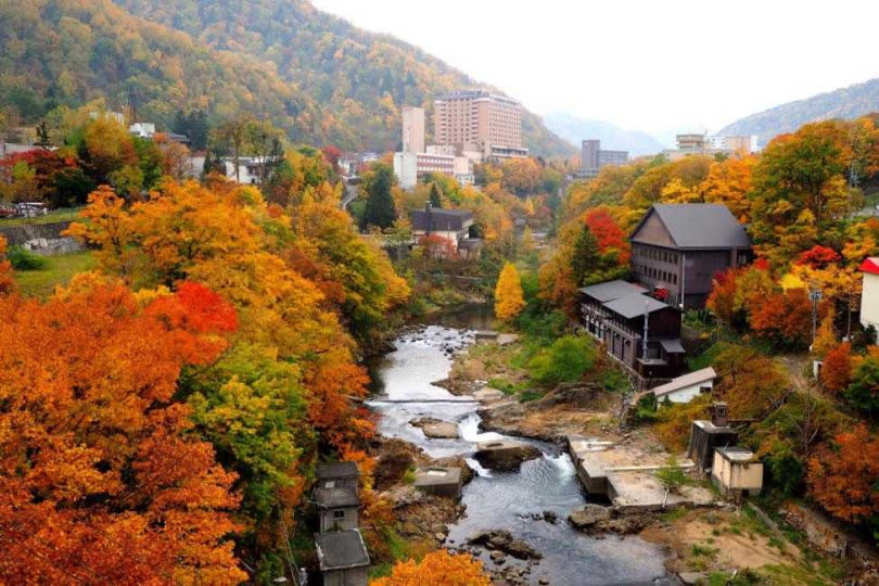 「北海道賞楓5日迷你小包團」，四人成團，可欣賞札幌藻岩山紅葉、搭乘層雲峽黑岳纜車，前往美瑛青池、白鬚瀑布等地，9月出發，每人團費49,900元起。