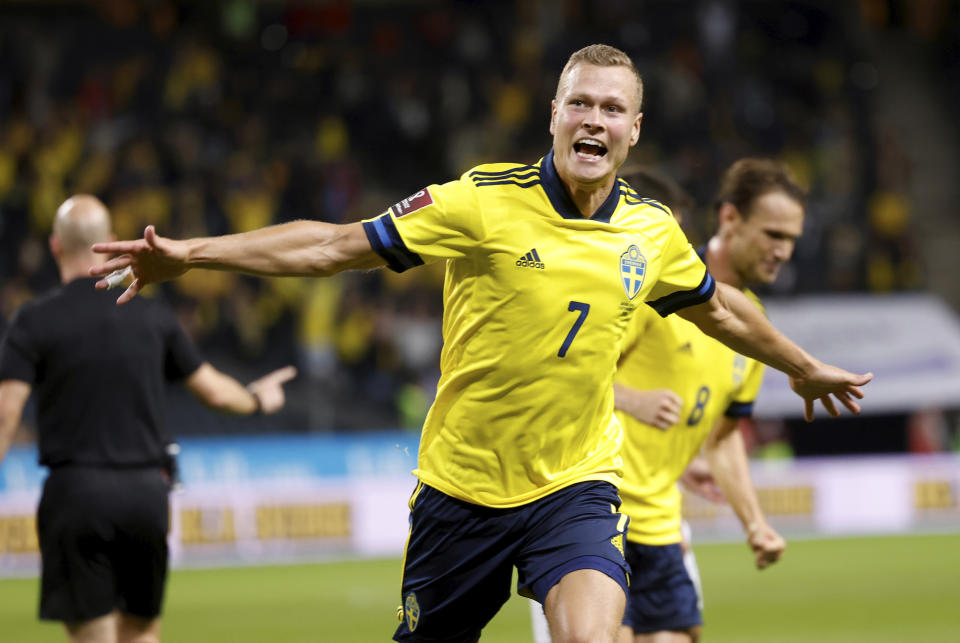 Viktor Claesson, de la selección de Suecia, festeja tras anotar ante España en las eliminatorias mundialistas, el jueves 2 de septiembre de 2021 (Nils Petter Nilsson/TT News Agency via AP)