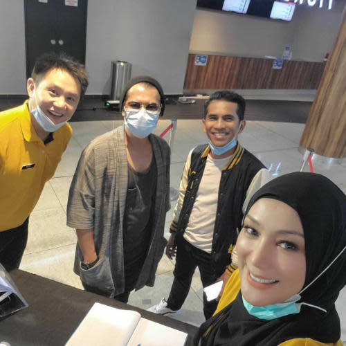 One of the photos of herself with her fellow actors that Erra Fazira posted on her Instagram.