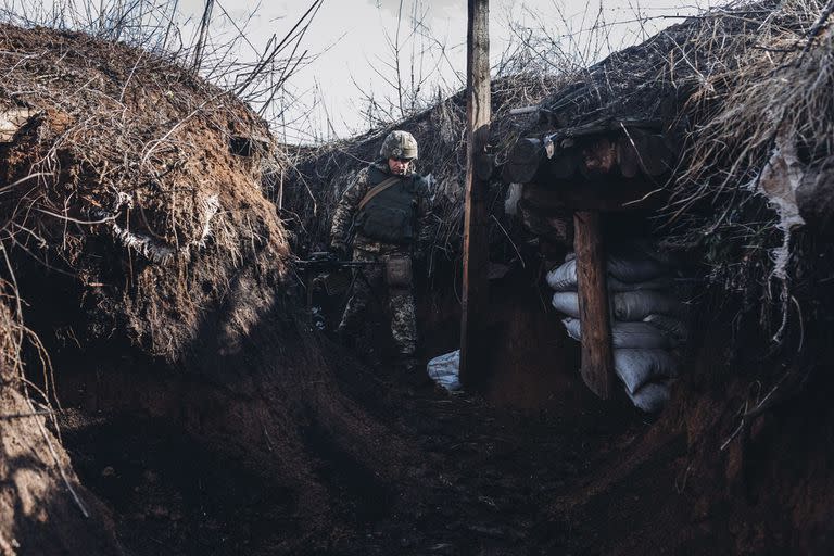 19-02-2022 Un soldado, del ejército ucraniano, camina por una frontera con un arma en la línea del frente, a 19 de febrero de 2022, en Avdiivka, Oblast de Donetsk (Ucrania). Las autoridades de las autoproclamadas repúblicas de Donetsk y Lugansk han anunciado el estado de movilización general que impone la activación de todos los reservistas y la transformación de la economía con vistas a un conflicto armado. La tensión de los últimos meses por la acumulación de tropas rusas en la frontera con Ucrania, sumado a la consiguiente intensificación de las operaciones de la OTAN han acabado por desbordar de nuevo el conflicto en el este del país, que enfrenta a las autoridades de Kiev con estas dos zonas separatistas, afines a Rusia. POLITICA Diego Herrera - Europa Press