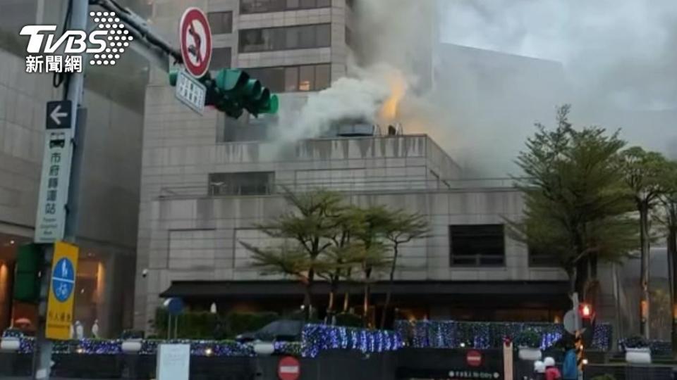 飯店外冒出大量濃煙。（圖／TVBS）