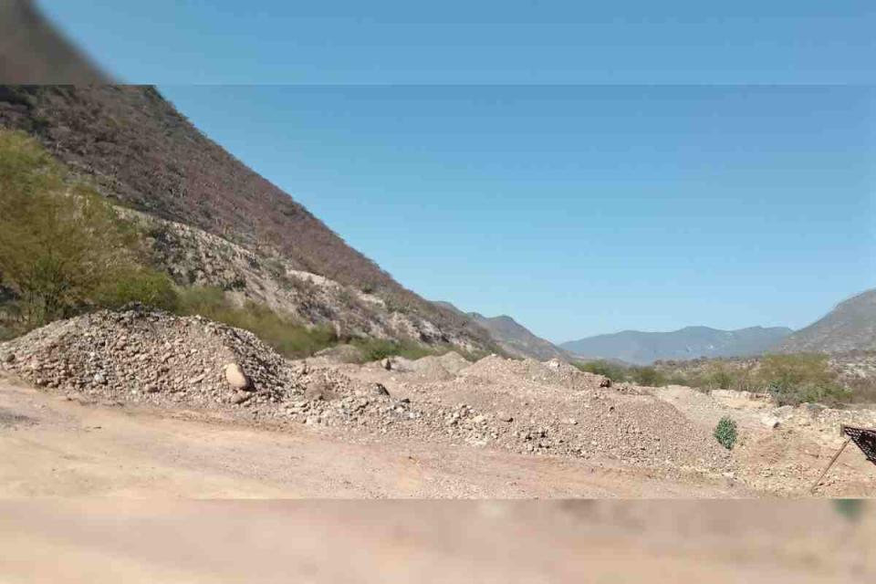 Montículos de roca en el banco de extracción de arena en la ribera del Río La Laja. 