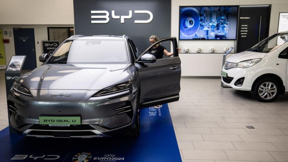 圖中的比亞迪 Seal U 車型（即中國市場的宋PLUS）在中國的售價為 20500 歐元，在歐盟的售價為 42000 歐元。