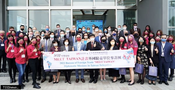 經濟部國貿局長江文若帶領四十多位駐台單位大使參訪百城機械規劃的「台灣島伴手禮特展」。（記者李嘉祥攝）