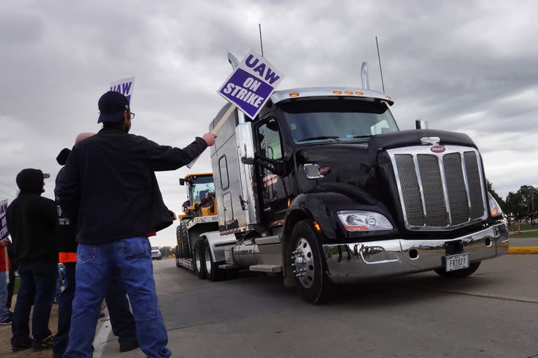 Más de 10.000 empleados de John Deere, representados por la UAW, abandonaron el trabajo ayer después de no aceptar los términos de un nuevo contrato.