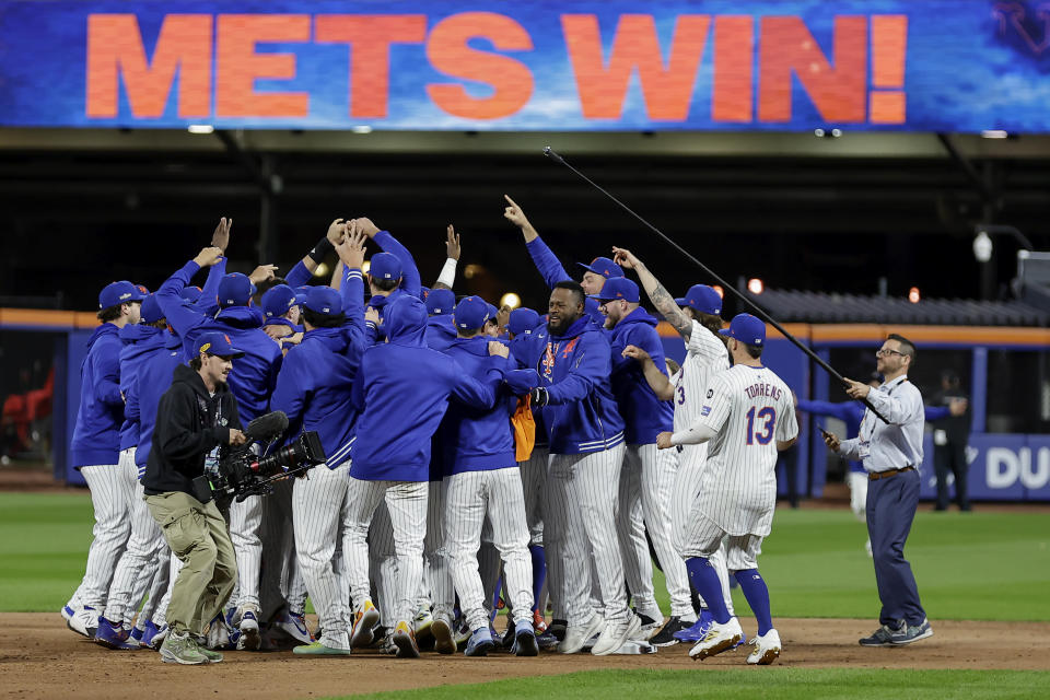 Los Mets de Nueva York celebran después de derrotar a los Filis de Filadelfia en el cuarto juego de la serie de playoffs de la Liga Nacional de béisbol el miércoles 9 de octubre de 2024, en Nueva York. (AP Foto/Adam Hunger)