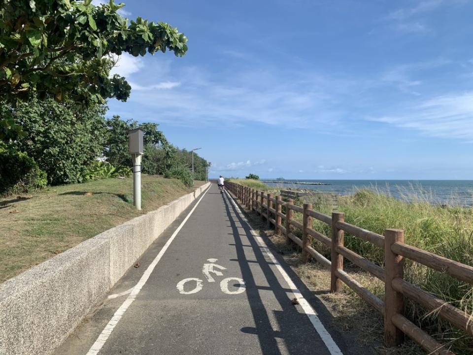 沿著海岸自行車道可由南市抵達興達港。