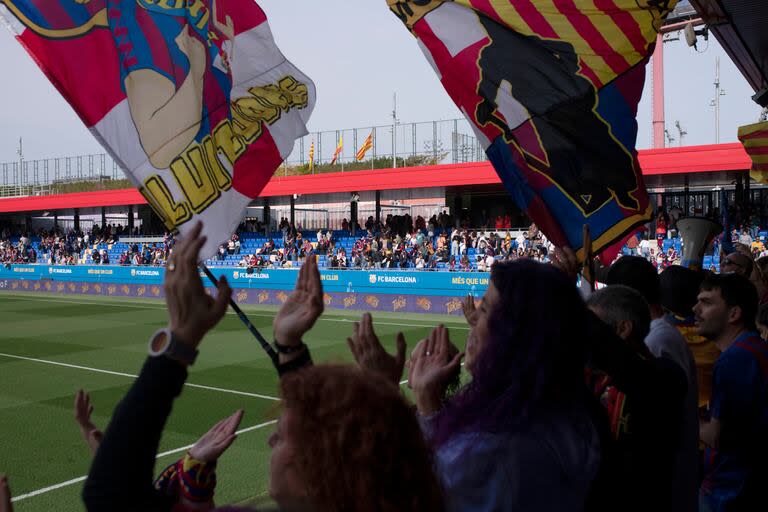 Los fans del Barcelona acompañan al equipo femenino en donde jueguen: un suceso que se agiganta con el paso del tiempo y la cosecha de títulos