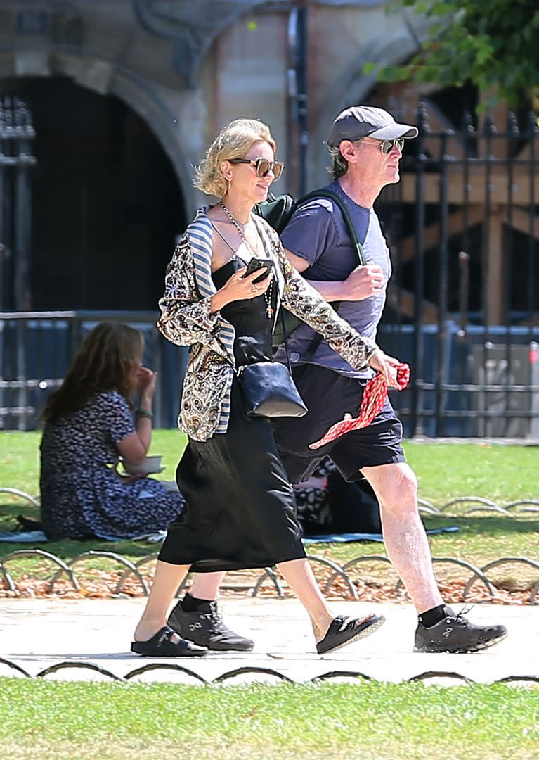 La pareja conformada por Naomi Watts y Billy Crudup aprovechó su visita a París para la Semana de la Moda para pasear por la ciudad. Para la ocasión, la actriz llevó un vestido negro largo por debajo de las rodillas y un saco estampado arriba. Combinó con sandalias bajas. Por su parte, Billy eligió un atuendo casual con una camiseta azul, gorra y bermuda