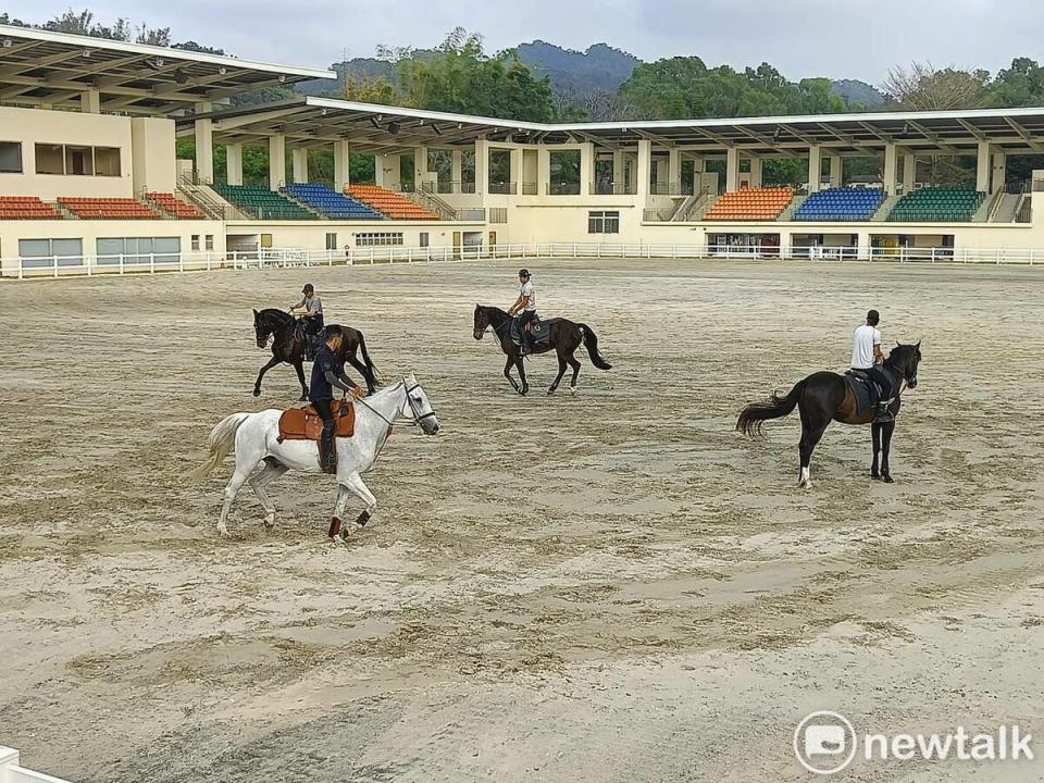 委外營運廠商「台灣休閒運動科技股份有限公司」去年將馬術競技場重新整理優化地坪，今年計畫與中華民國馬術協會共同舉辦14場全國性馬術賽事。   唐復年/攝