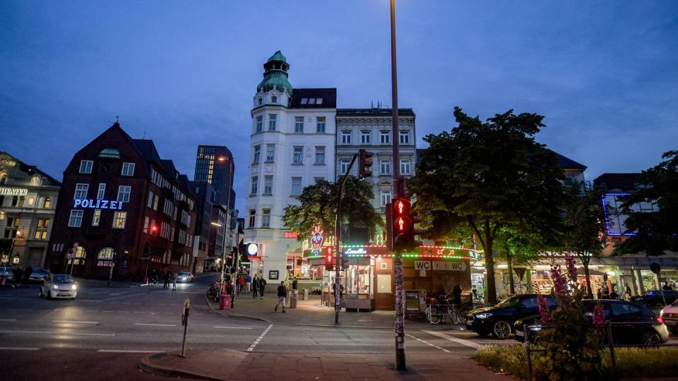 In Hamburg fühlen sich Mädchen und Frauen vor allem auf der Reeperbahn und am Hauptbahnhof unsicher.