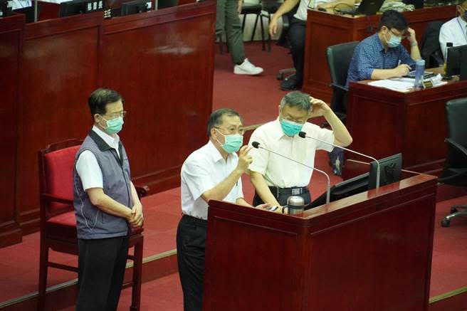 北市議員輪番質詢疫苗、防疫等議題，北市衛生局長黃世傑（左一）半天下來都「冷板凳」、「乾罰站」，皆由副市長蔡炳坤（左二）答詢。（張穎齊攝）