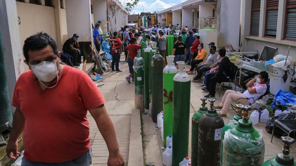 Familiares de pacientes haciendo cola para llenar sus balones de oxígeno en el Hospital Regional de Loreto.