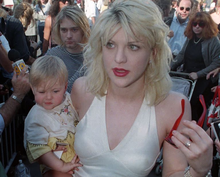 Kurt Cobain (detrás) junto a su mujer Courtney Love y su hija, Frances Bean Cobain, antes de la entrega de premios de MTV, realizada en Los Angeles, en septiembre de 1992