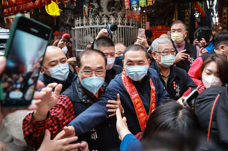 新北市長侯友宜（中）春節期間到廟宇參香祈福，受到民眾熱烈歡迎。中央社