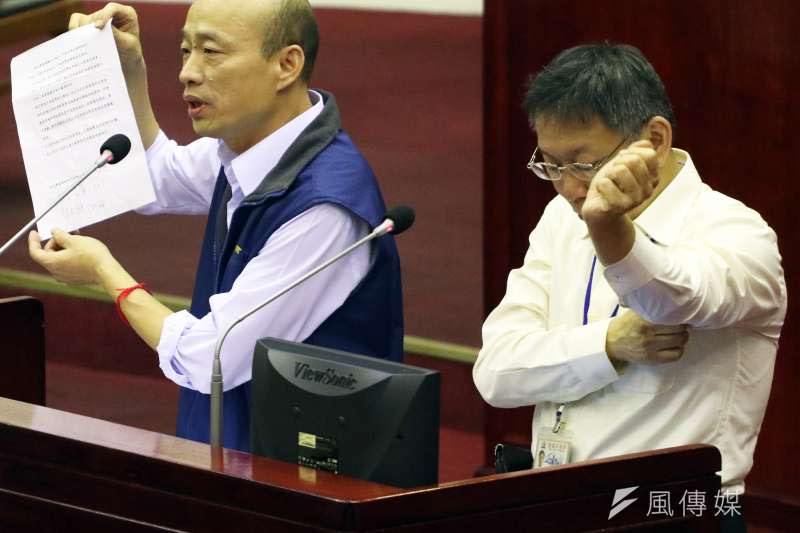 20161118-台北市長柯文哲出席市議會市政總質詢，左為台北農產運銷公司總經理韓國瑜。(蘇仲泓攝)